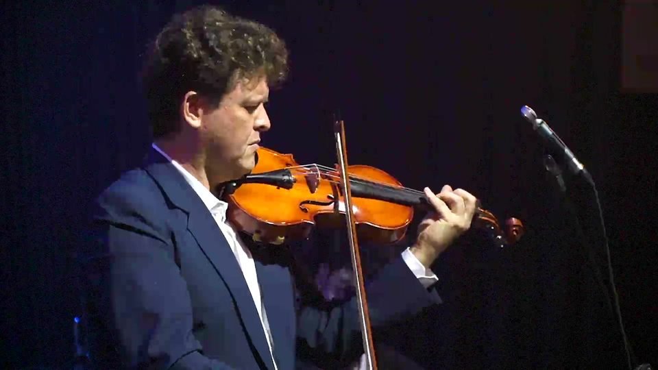 Roney Marczak de perfil, concentrado no violino.